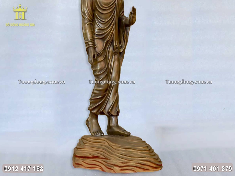 Mỏm đá mà Ngài đứng được chạm khắc sắc nét